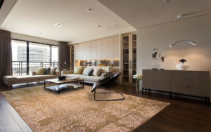 Tappeto moderno beige e avorio con motivo ornamentale in un soggiorno contemporaneo