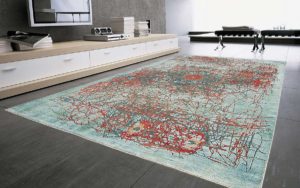 Tappeto moderno turchese e rosso con motivo classico destrutturato in un interno moderno