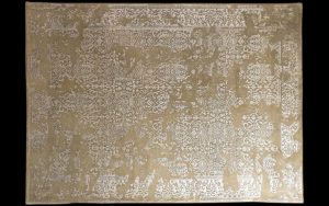 Dettaglio di tappeto moderno beige e avorio con motivo ornamentale destrutturato