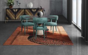Tappeto moderno color terracotta con motivi decorativi neri in una sala da pranzo contemporanea
