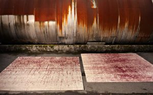Due tappeti moderni rossi e crema effetto vissuto in un’ambientazione industriale